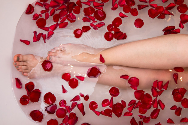 bagno-romantico-di-san-valentino-con-petali-di-rosa-spa-domestica-cura-di-se-di-lusso_73627-194